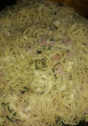 Una foto de Fideos al pesto con jamón