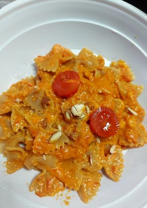 Foto di Pasta con pesto di pomodori e mandorle