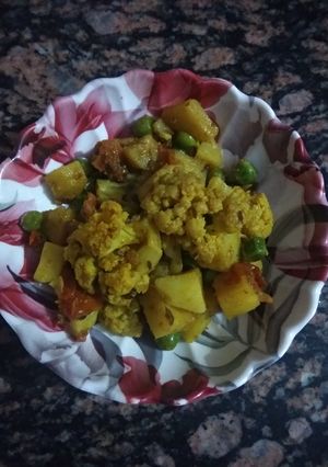 A picture of Cauliflower peas potato veg.
