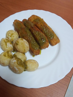 Una foto de Chuletas de fogonero con papas arrugás y mojo verde