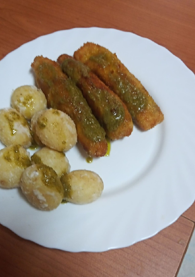 Una foto de Chuletas de fogonero con papas arrugás y mojo verde