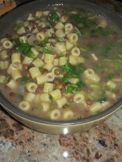 صورة لوصفة شوربه العدس مع المعكرونه