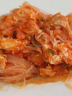 Una foto de Fideos vegetales con tomate y bonito