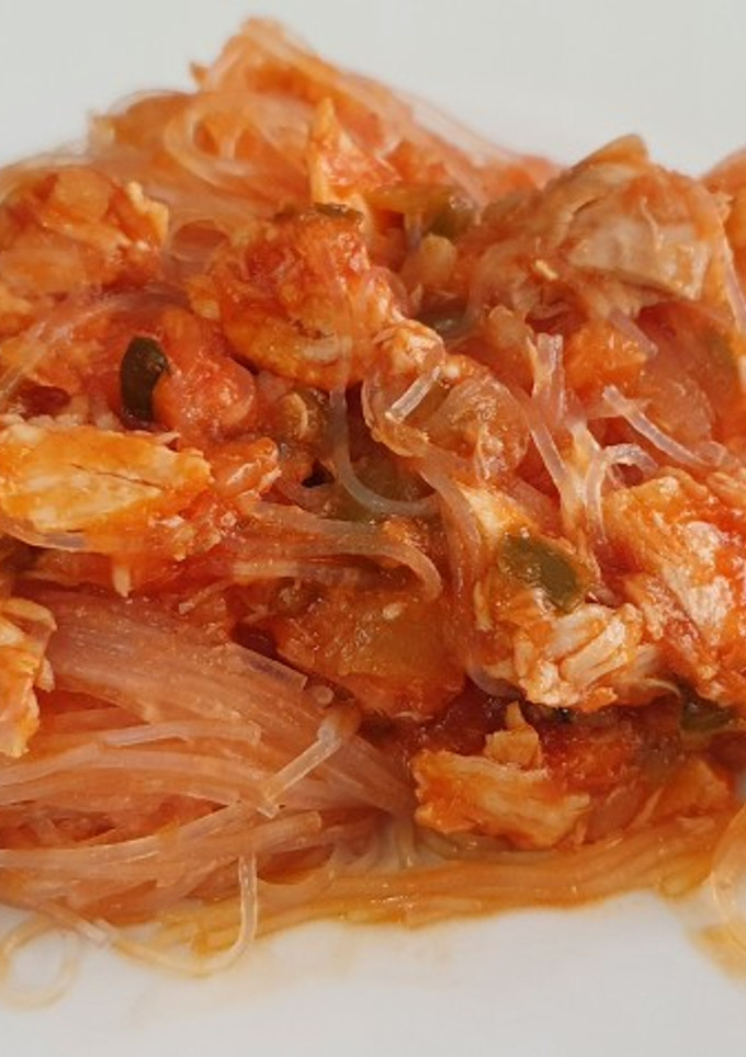 Una foto de Fideos vegetales con tomate y bonito