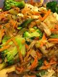 Wok de verduras, setas y pollo