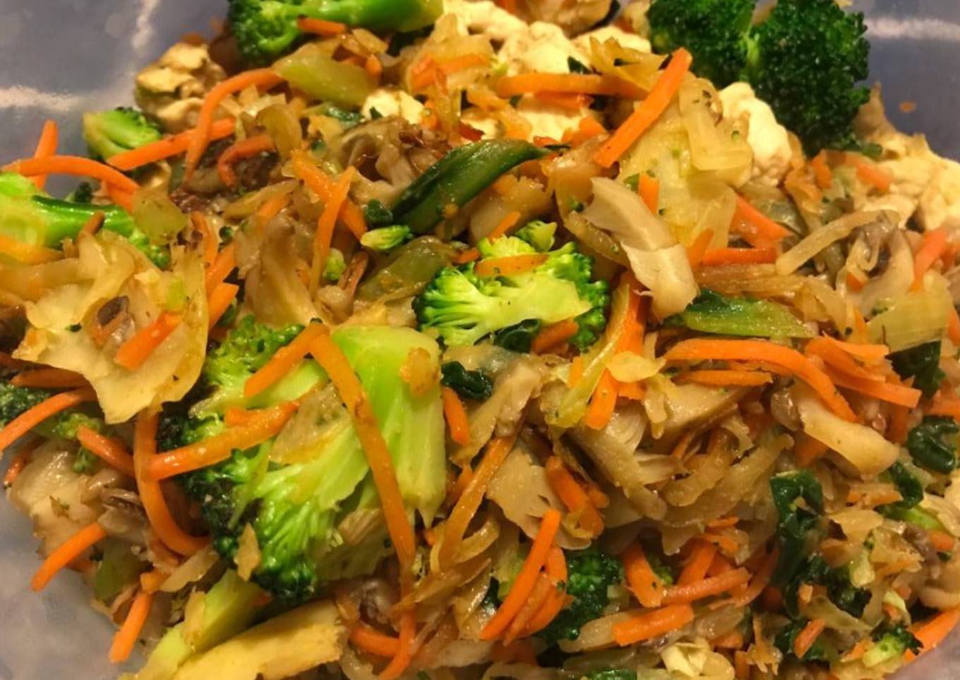 Wok de verduras, setas y pollo