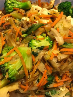 Una foto de Wok de verduras, setas y pollo