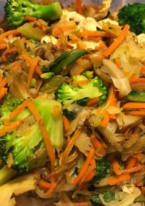 Una foto de Wok de verduras, setas y pollo