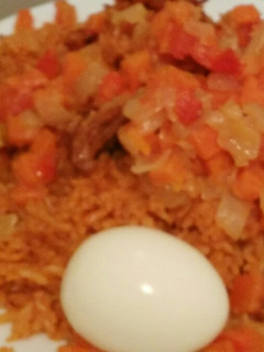 Una foto de Arroz salteado con carne y verduras