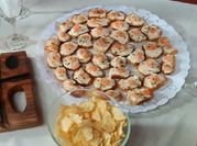 Una foto de canapes salmon ahumado