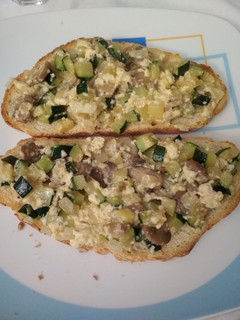 Una foto de Tosta de revuelto de verduras