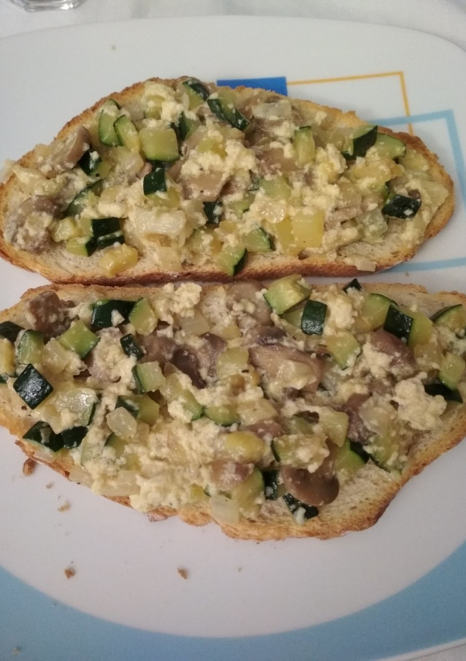 Una foto de Tosta de revuelto de verduras
