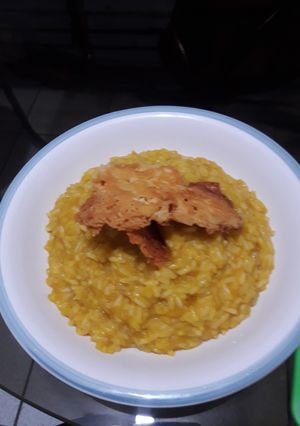 Una foto de Risotto de zapallo con crocante de queso