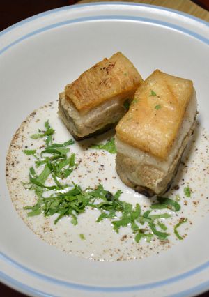 Una foto de Corte de costillas de cerdo con salsa bechamel (carnitas gourmet dicen por ahí)