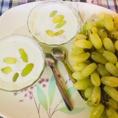A picture of Grapes Ice cream.