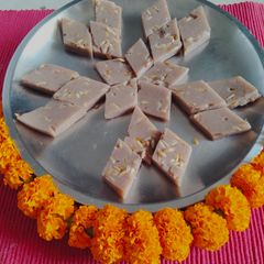 A picture of Oil free Musk melon seeds and singhade ke aate ki burfi.