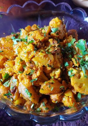 आलू फूलगोभी की सब्जी(Aloo gobhi ki sabzi recipe in Hindi) रेसिपी मुख्य फोटो