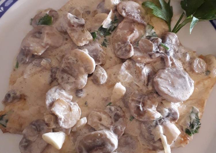 Recipe of Quick Scaloppine di pollo con funghi