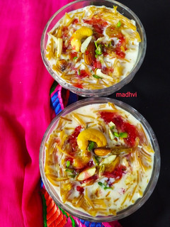 गुलाब मिल्क सिवैय्यां (Milk Rose Semiya recipe in Hindi) रेसिपी मुख्य फोटो