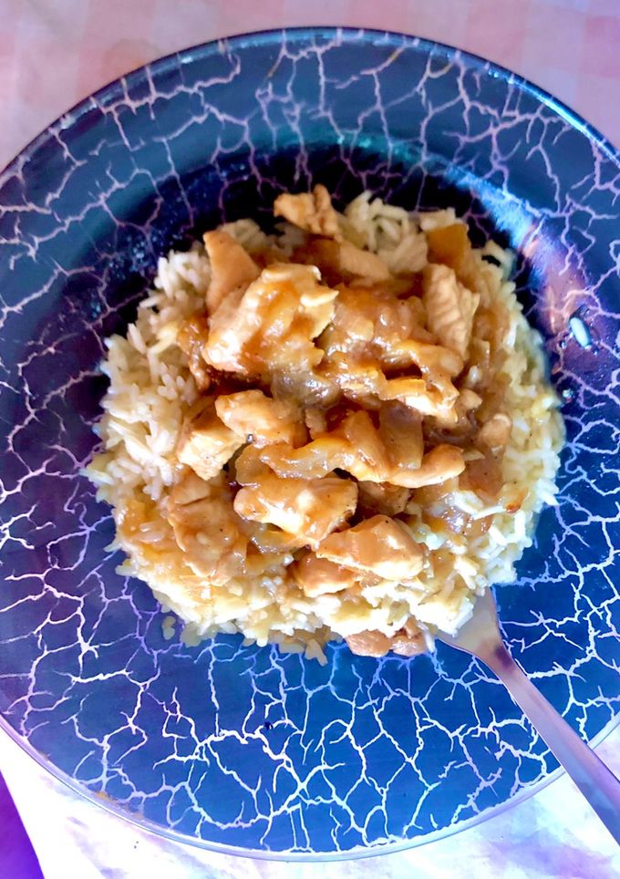 Una foto de Pollo a la piña con arroz