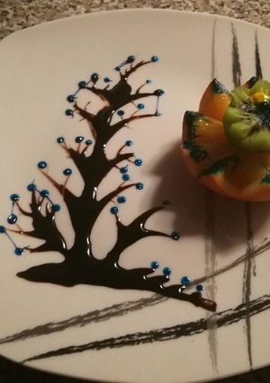 Una foto de Árbol de naranja con caramelo y kiwi y decorado gastronómico