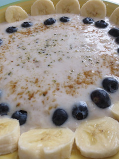 Una foto de Desayuno nutritivo con leche de almendras, avena, platano y Agua de Mar