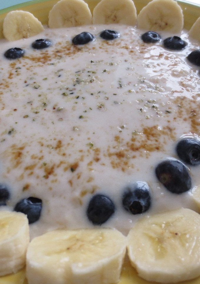 Una foto de Desayuno nutritivo con leche de almendras, avena, platano y Agua de Mar