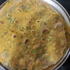 A picture of Methi roti.