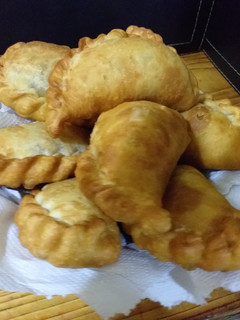 Una foto de Empanadas queso, aceitunas y orégano
