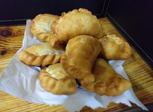 Una foto de Empanadas queso, aceitunas y orégano
