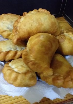 Una foto de Empanadas queso, aceitunas y orégano