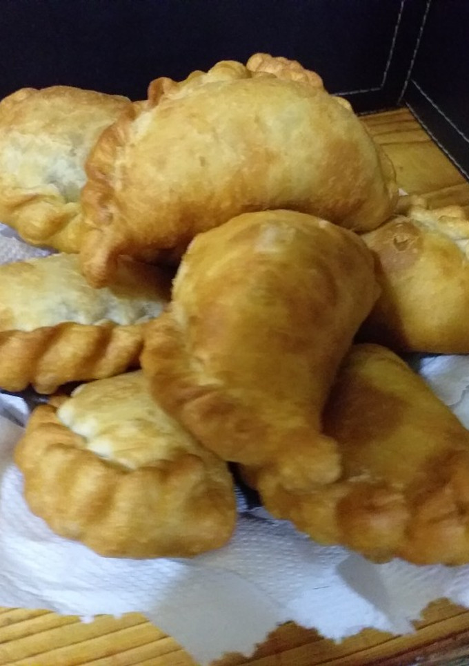 Una foto de Empanadas queso, aceitunas y orégano