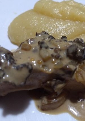 Una foto de Bifes de cerdo con salsa de hongos