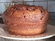Una foto de bizcochuelo con leche chocolatada