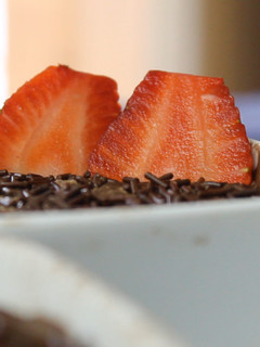 Una foto de 😉 Mousse vegana de chocolate y coco / Solo 2 ingredientes - 👉 Postres Veganos sin Horno