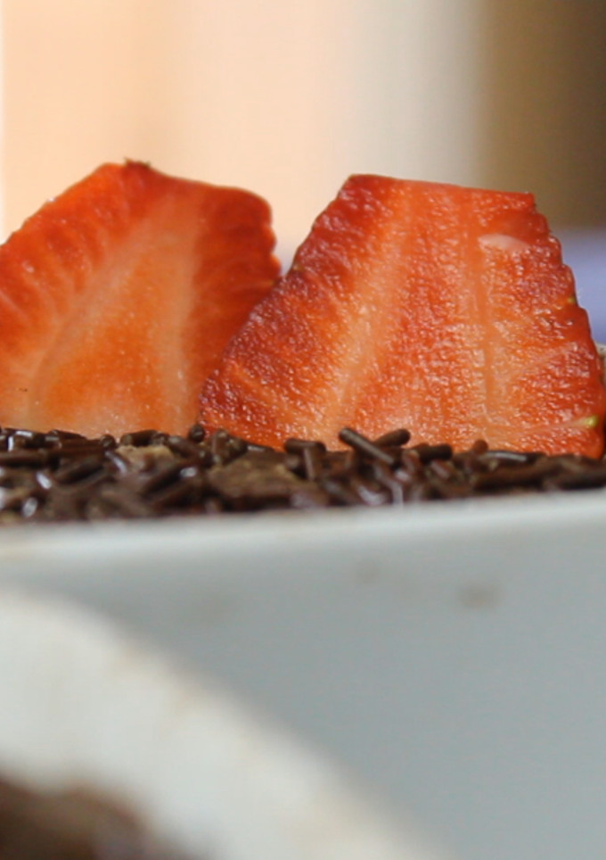 Una foto de 😉 Mousse vegana de chocolate y coco / Solo 2 ingredientes - 👉 Postres Veganos sin Horno
