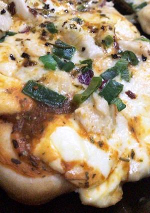 Una foto de Pizza casera con pollo 💥
