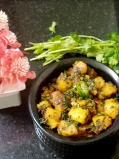 ડ્રાય આલુ પાલક સબ્જી (Dry Aloo Palak Sabji Recipe In Gujarati) રેસીપી મુખ્ય ફોટો