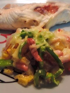 Una foto de Pollo relleno con guarnición de patatas foster