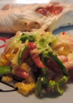 Una foto de Pollo relleno con guarnición de patatas foster