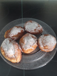 Una foto de Buñuelos caseros rellenos de nata en Thermomix
