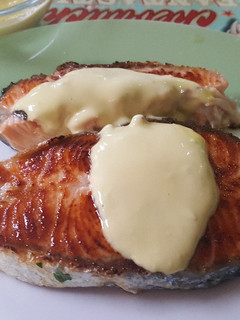 Una foto de Salmón a la plancha con mayonesa de mostaza