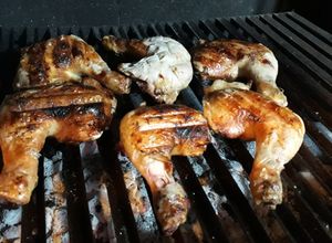Una foto de Pata y muslo de pollo a la parrilla