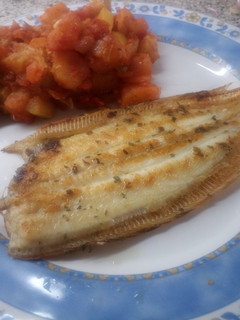Una foto de Lenguado a la plancha con guarnición de pisto