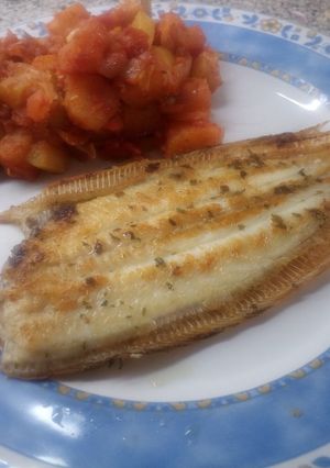 Una foto de Lenguado a la plancha con guarnición de pisto