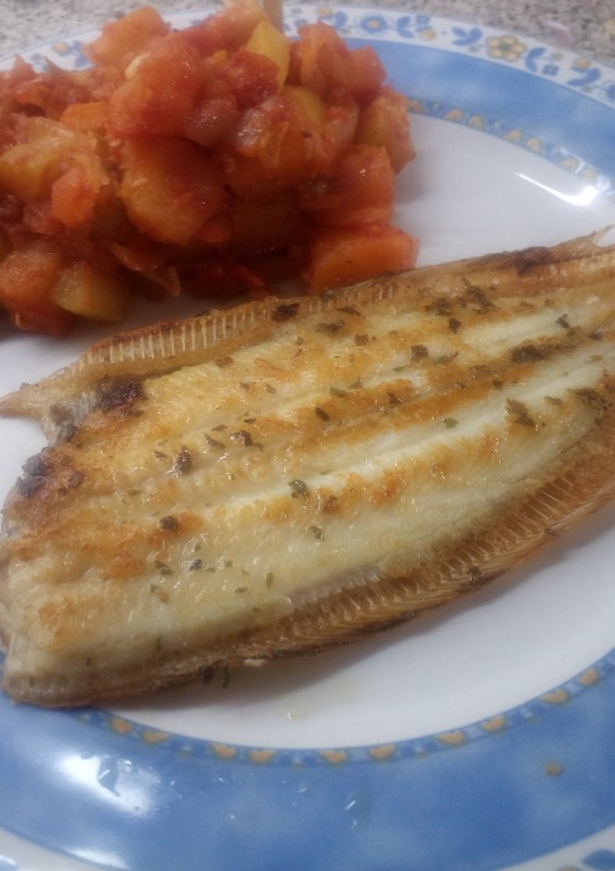 Una foto de Lenguado a la plancha con guarnición de pisto