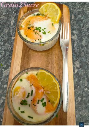 Une photo de Œufs cocotte au saumon et aux épinards