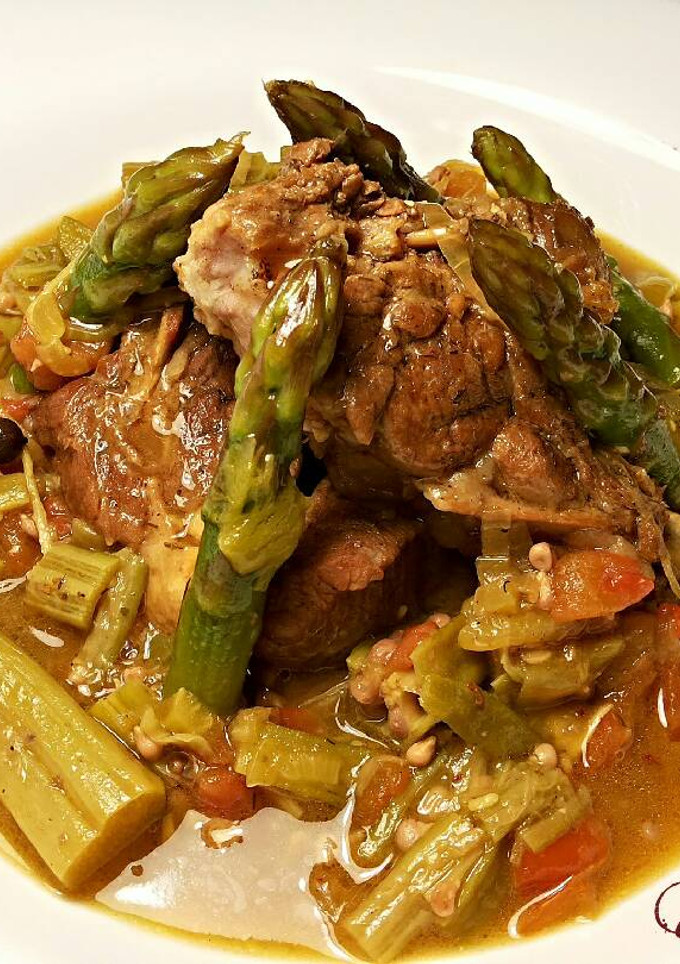Una foto de Espinazo de cordero, en salsa de okra y trigueros