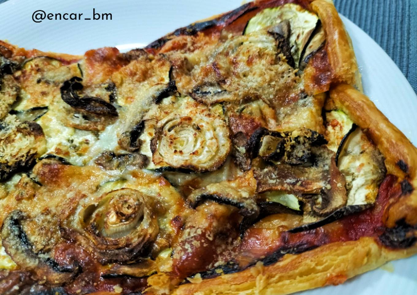 Coca de hojaldre con verduras y queso en airfryer