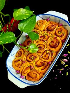 عکسی از دستور شیرینی باقلوایی با شهد به 😋😍 (رول دارچینی)